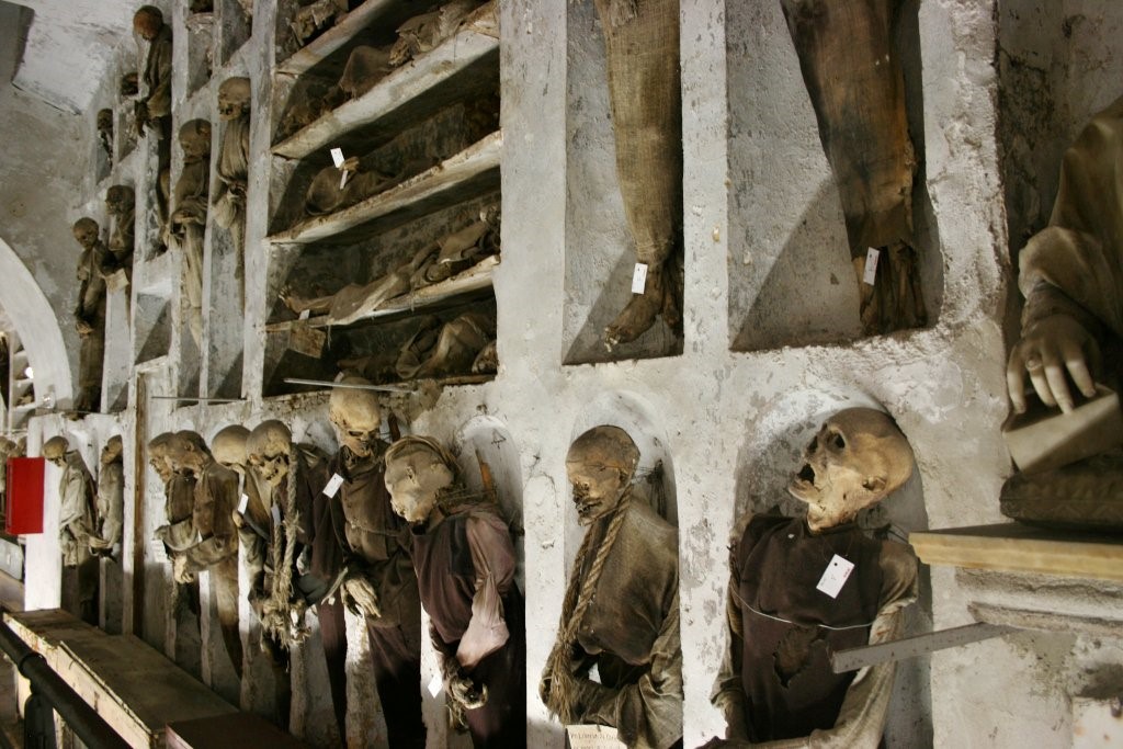 Hầm mộ Capuchin (Italy): Được xây dựng từ thế kỷ 18, hầm mộ Capuchin là một trong những địa danh rùng rợn nhất thế giới, cất giữ khoảng 8.000 xác ướp. Ảnh: Traveltipy.