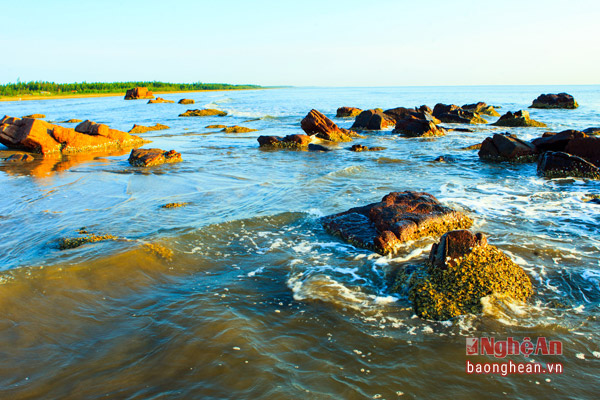 Biển Cửa Hiền nằm ở xã Diễn Trunng (Diễn Châu) là nơi rất thích hợp cho những đôi uyên ương tìm không gian yên bình