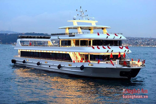 Du thuyền hiện đại sẵn sàng đưa du khách thăm biển, tham quản đảo Ngư và ngược sông Lam.