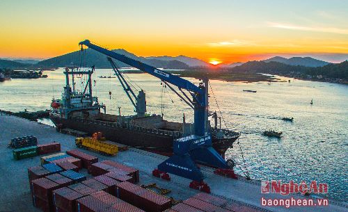 Tiếp tục đầu tư dự án Nạo vét, mở rộng luồng và vùng quay trở tàu đạt -9,5m cho tàu có trọng tải 30.000 DWT đầy tải vào cảng Cửa Lò thuận lợi là một trong những kiến nghị của tỉnh Nghệ An tại buổi làm việc. 