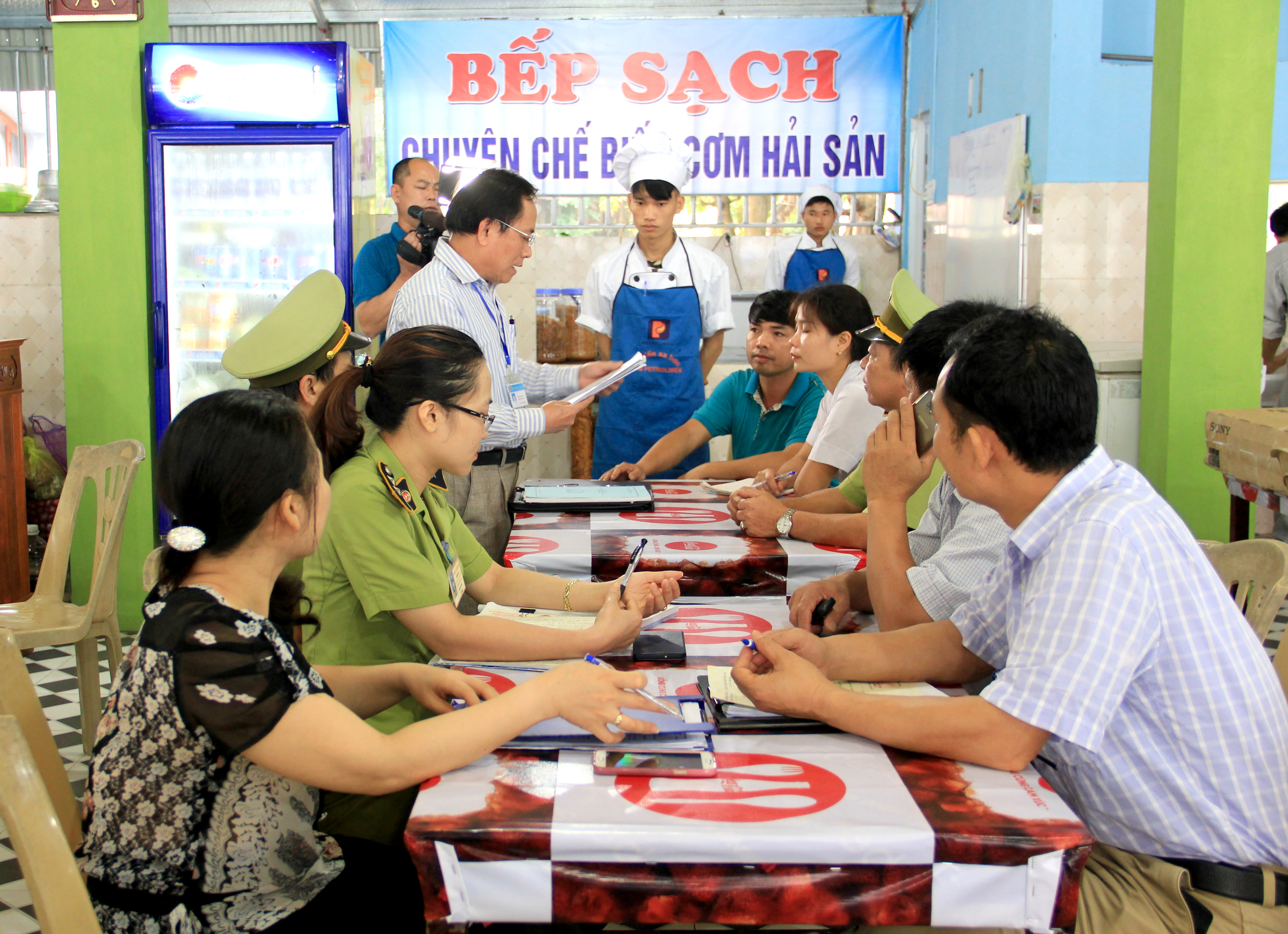 Đoàn kiểm tra liên ngành kiểm tra Điều kiện đảm bảo ATTP, bao gồm điều kiện cơ sở, trang thiết bị, dụng cụ, con người tại các nhà hàng kinh doanh phục vụ ăn uống