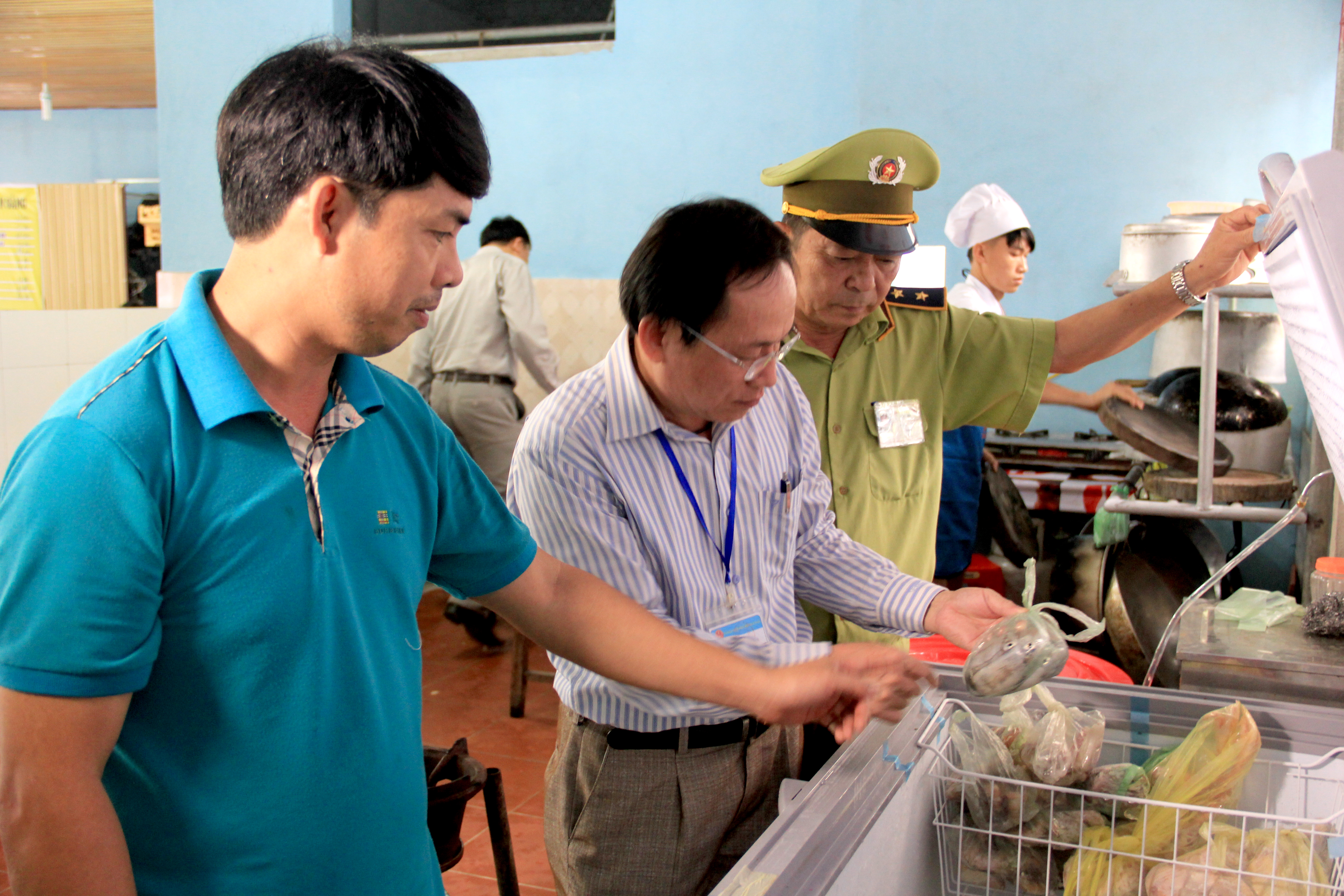 Kiểm tra nguồn gốc thực phẩm, phụ gia và chất lượng thực phẩm và biện pháp phòng chống côn trùng, vi khuẩn gây hại