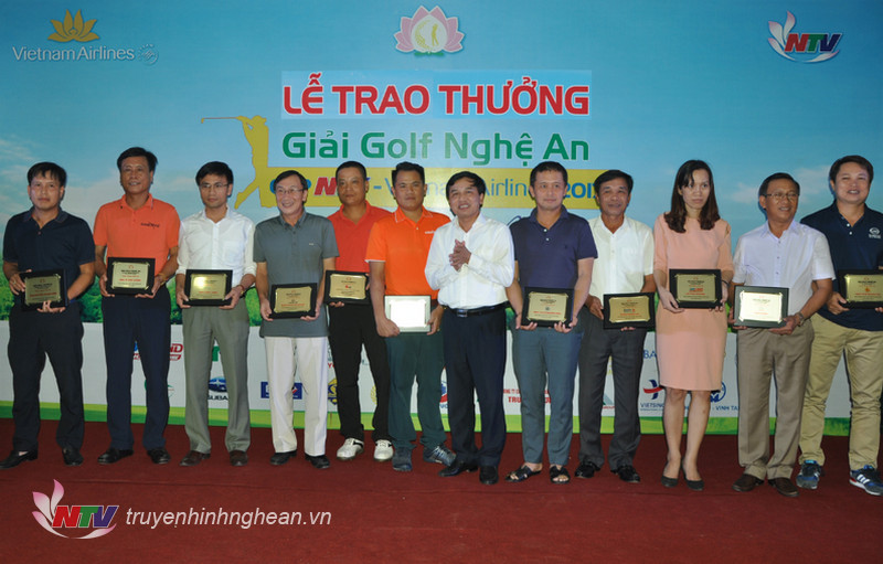 Ông Nguyễn Như Khôi - Giám đốc Đài PT-TH Nghệ An trao bảng vinh danh cho các nhà đồng tổ chức.