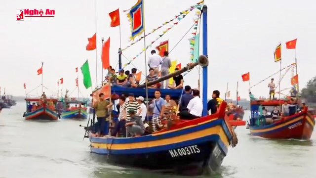 Lễ hội cầu ngư diễn ra 2 hàng năm một lần ở phường Nghi Hải - Ảnh: cắt từ videoclip (nguồn báo Nghệ An)