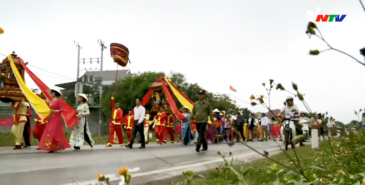 Lễ rước Nghinh Ông hoành tráng thu hút đông đảo ngư dân và du khách - Ảnh: cắt từ video clip (nguồn NTV)