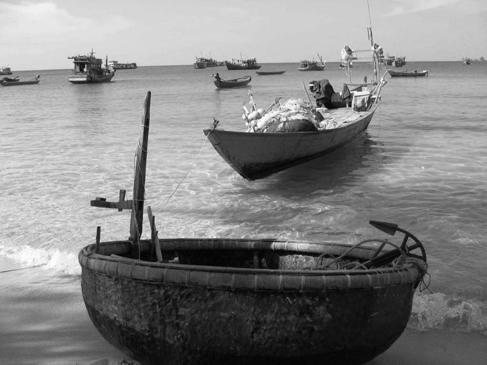 Những con người và những chiếc thuyền đã gắn liền với biển hơn mấy mươi năm cuộc đời - Ảnh: Thanh Bình