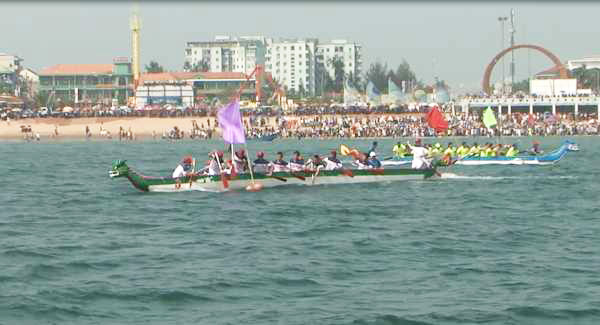 Lễ hội đua thuyền truyền thống Cừa Lò thu hút đông đảo sự quan tâm của người dân địa phương và khách du lịch- Ảnh Thanh Bình