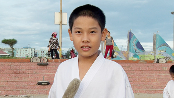 Em Nguyễn Gia Bảo- môn sinh Võ đường Trung Sơn: "Em cảm thấy rất vui vì được tham gia làm sạch bãi biển, giúp cho môi trường ngày càng sạch đẹp"