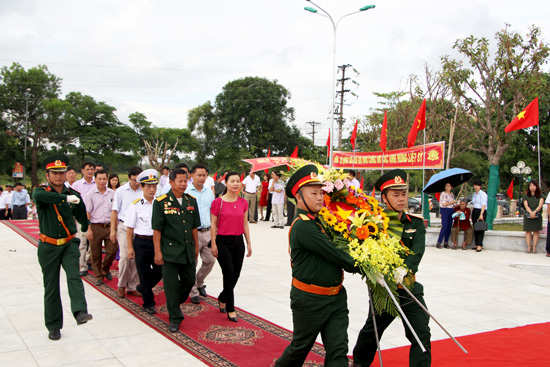 Đoàn lãnh đạo và nhân dân phường Nghi Tân