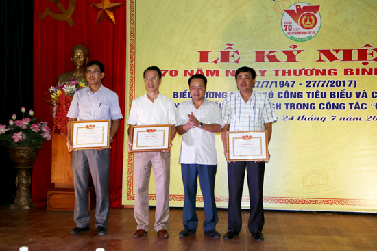 Đ/c Nguyễn Nam Đình- tỉnh ủy viên- Bí thư thị ủy trao giấy khen cho 3 tập thể cố thành tích xuất sắc trong công tác đền ơn đáp nghĩa