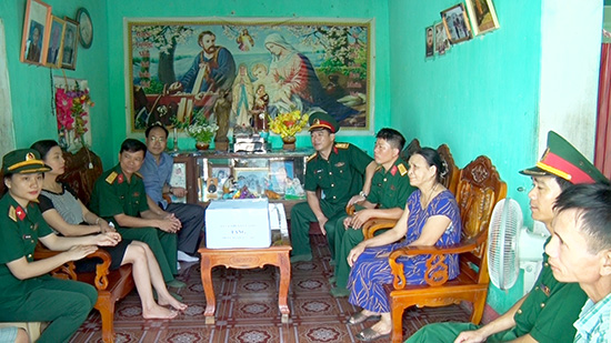Đoàn thăm tặng quà gia đình bà Nguyễn Thị Dung, khối 2 phường Nghi Tân