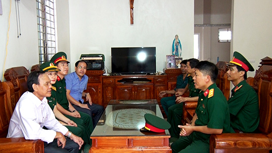 Đoàn thăm tặng quà gia đình ông Nguyễn Văn Tín, khối 5 phường Thu Thủy