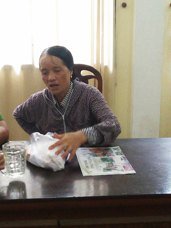 Bà Nguyễn Thị Thủy được đưa về công an phường Nghi Thủy làm rõ vấn đề