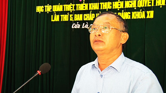 Đòng chí Võ Văn Thông - Phó trưởng Ban tuyên giáo thị ủy Cửa Lò quán triệt các nội dung của Nghi quyết