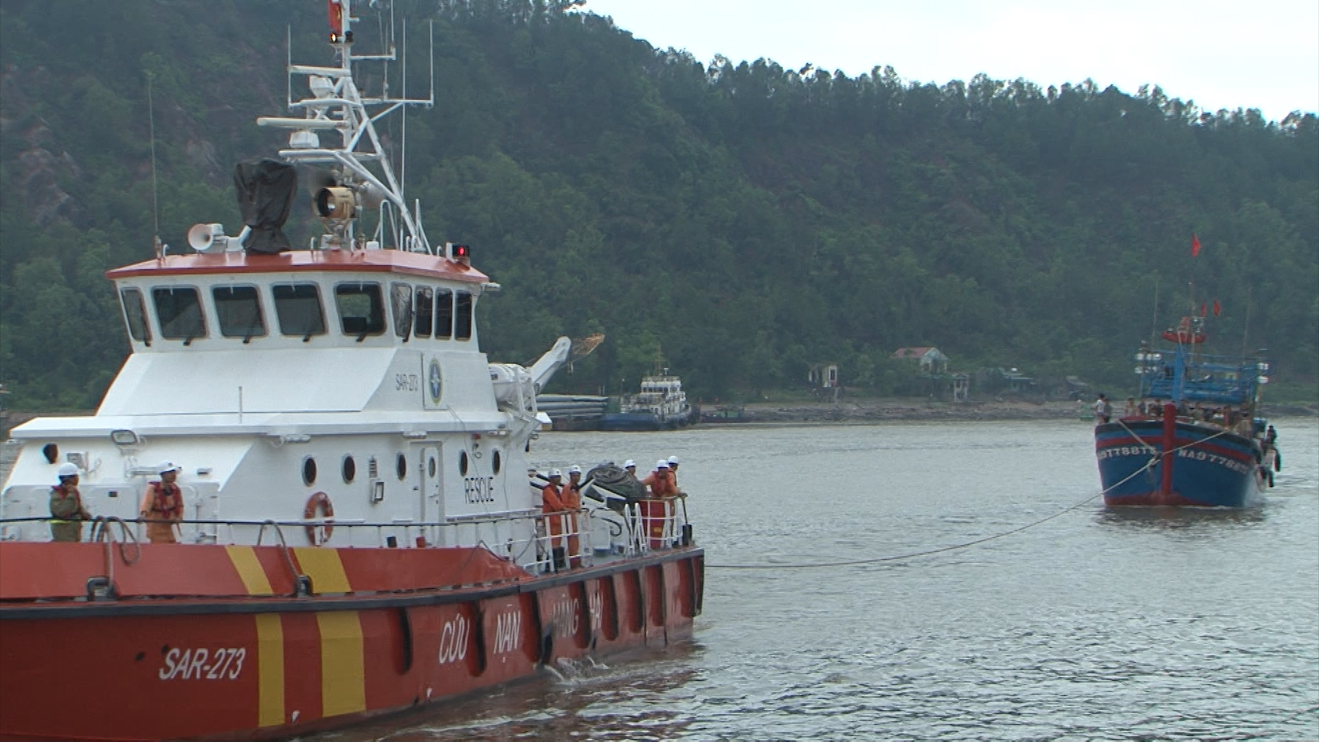 Tàu SAR 273 lai dắt tàu cá và ngư dân gặp nạn vào bờ