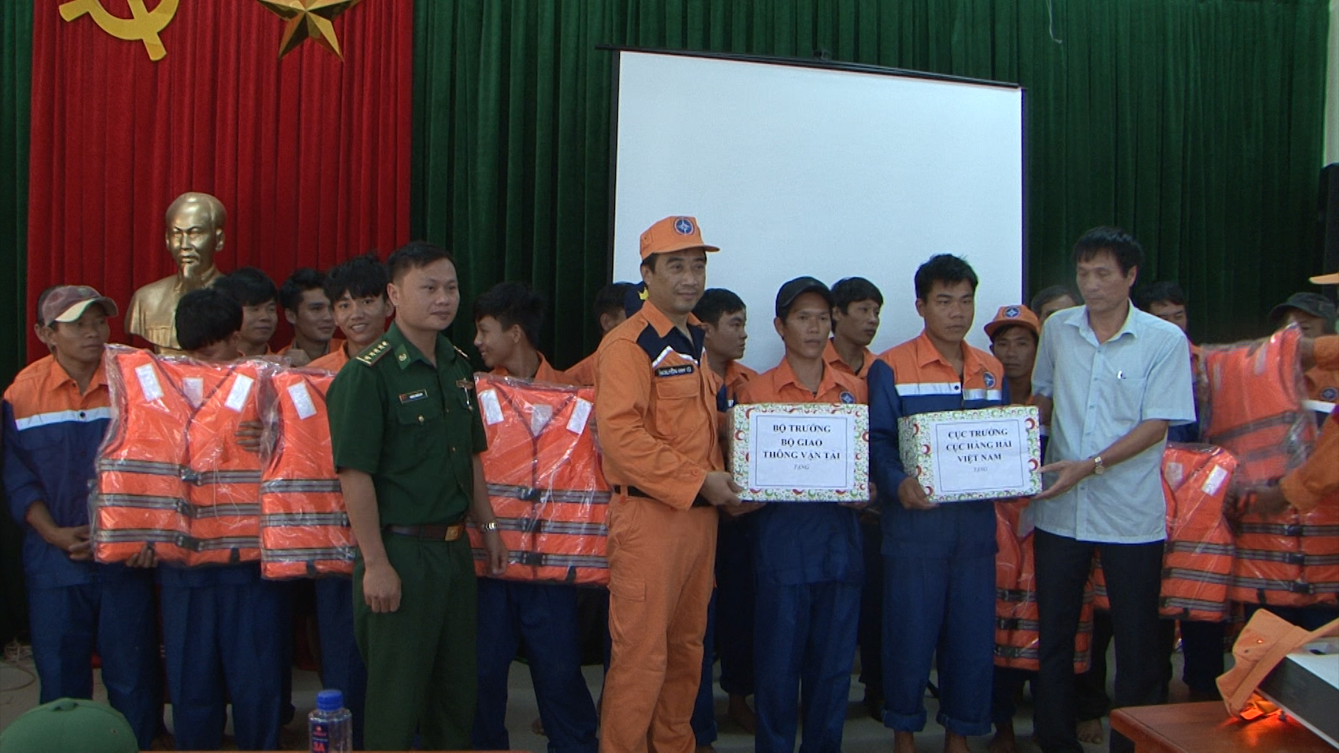 Ông Nguyễn Anh Vũ- Tổng giám đốc Trung tâm Phối hợp tìm kiếm cứu nạn hàng hải Việt Nam trao quà cho ngư dân gặp nạn