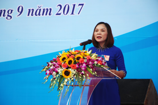 Đ/c Nguyễn Thị Dung- Phó chủ tịch UBND TX, đọc diễn văn khai mạc Đại hội