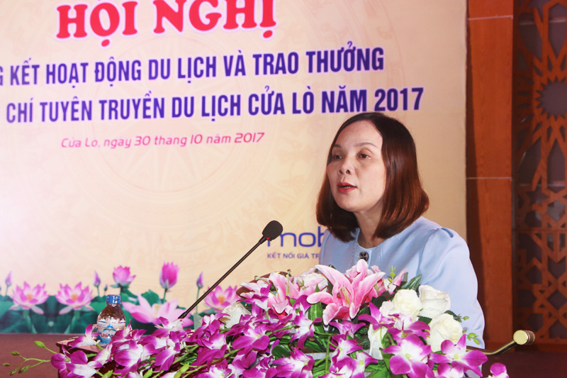 Đồng chí Nguyễn Thị Dung- Phó chủ tịch UBND TX báo cáo tổng kết hoạt động du lịch năm 2017