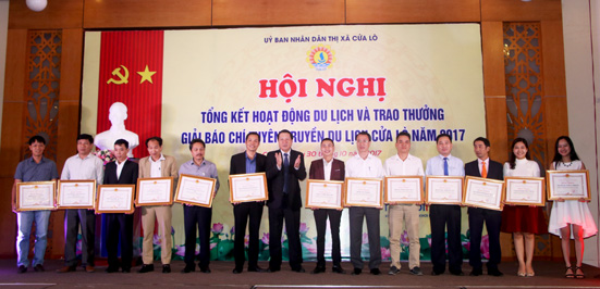 Đ/c Lê Minh Thông- Phó chủ tịch UBND tỉnh, trao bằng khen của UBND tỉnh cho các tập thể có thành tích xuất sắc trong hoạt động du lịch năm 2017