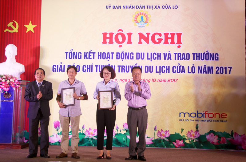 Đồng chí Nguyễn Nam Đình- Bí thư thị ủy Cửa Lò và Trần Duy Ngoãn Chủ tịch Hội nhà báo Nghệ An trao giải nhất tác phẩm báo chí tuyên truyền du lịch Cửa Lò năm 2017