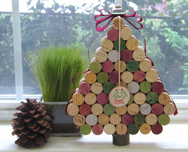 5. Cây thông Noel bằng nút chai rượu vang: Những chiếc nút chai sâm-banh này lại có thể giúp bạn trang trí cho ngôi nhà của mình trong những ngày noel. Một ý tưởng độc đáo để tái chế những chiếc nút chai trong nhà bạn.