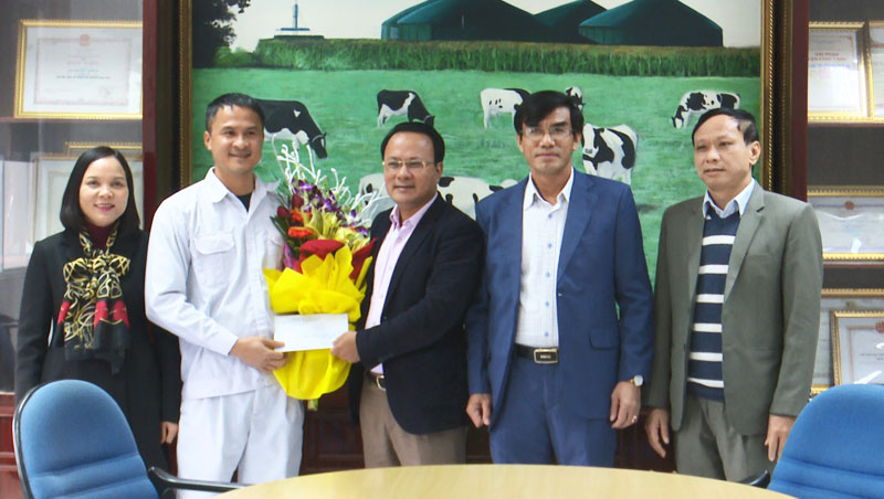 Lãnh đạo thị xã tặng hoa và quà chúc mừng CBNV Nhà máy sữa Nghệ An II nhân dịp chuẩn bị đon chào năm mới 2018