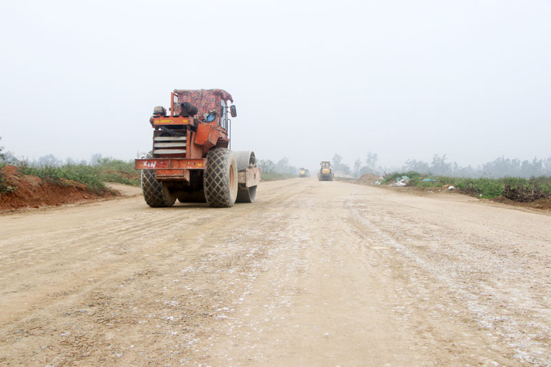 Các đơn vị đang thi công nền đường đoạn giáp phường Nghi Hòa và Nghi Hương 