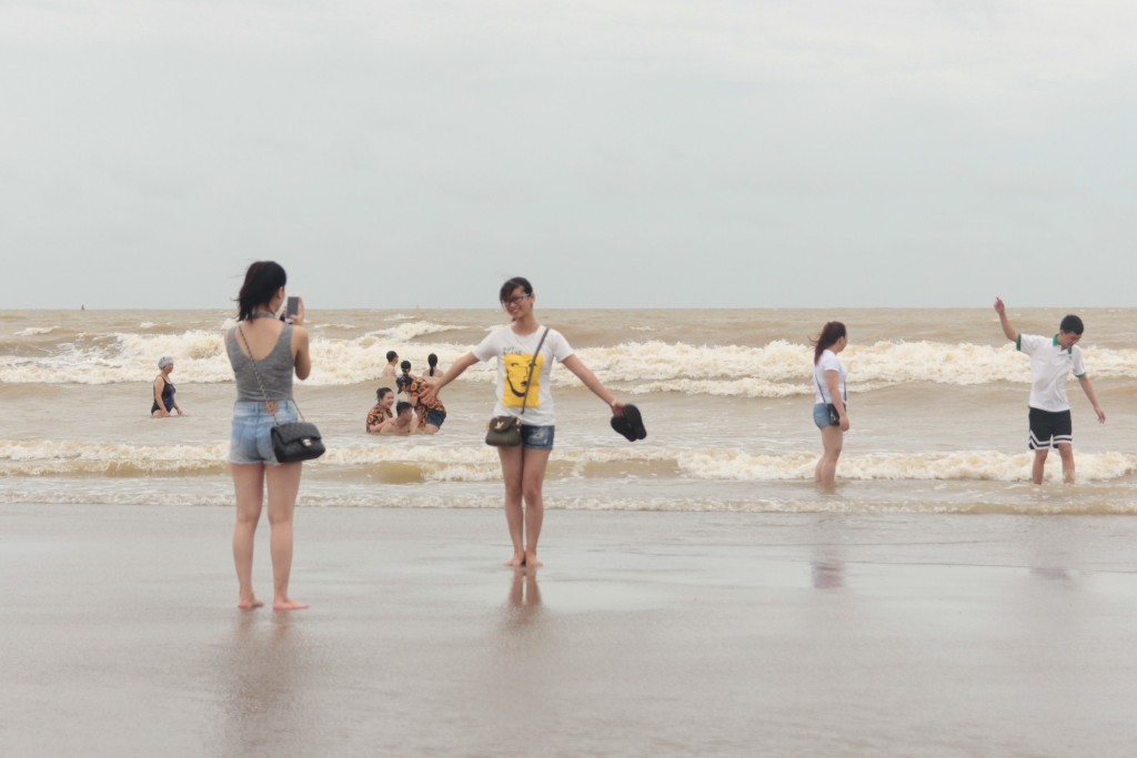 Biển Cửa Lò đông đúc khách du lịch sau bão Sơn Tinh - Ảnh 3.