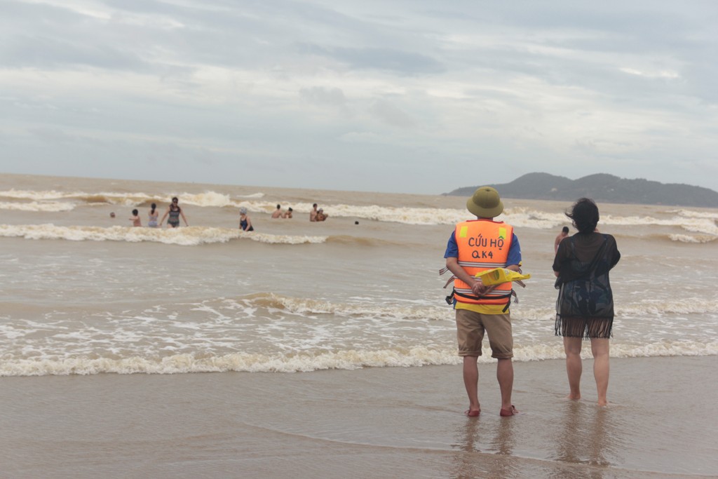 Biển Cửa Lò đông đúc khách du lịch sau bão Sơn Tinh - Ảnh 5.