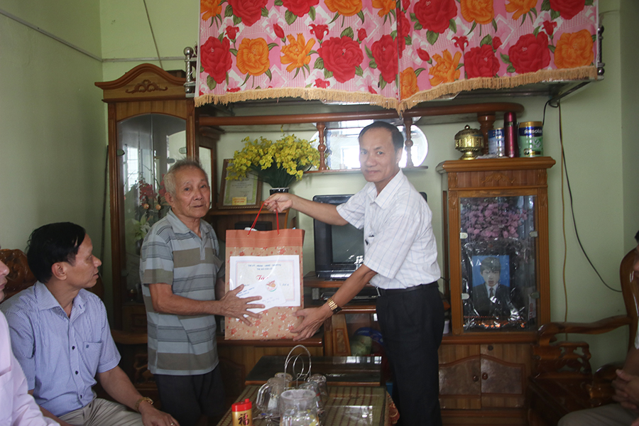 Đồng chí Lê Thanh Long phó Bí thư thường trực Thị ủy tặng quà cho Mẹ VNAH Nguyễn Thị Hòe phường Nghi Tân 