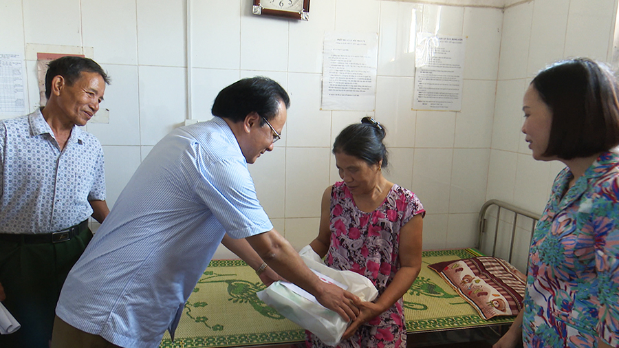 Ông Nguyễn Nam Đình bí thư Thi ủy thăm hỏi tặng quà bà Hoàng Thị Hạnh ở khối 3 phường Nghi Hương bị bệnh hiểm nghèo