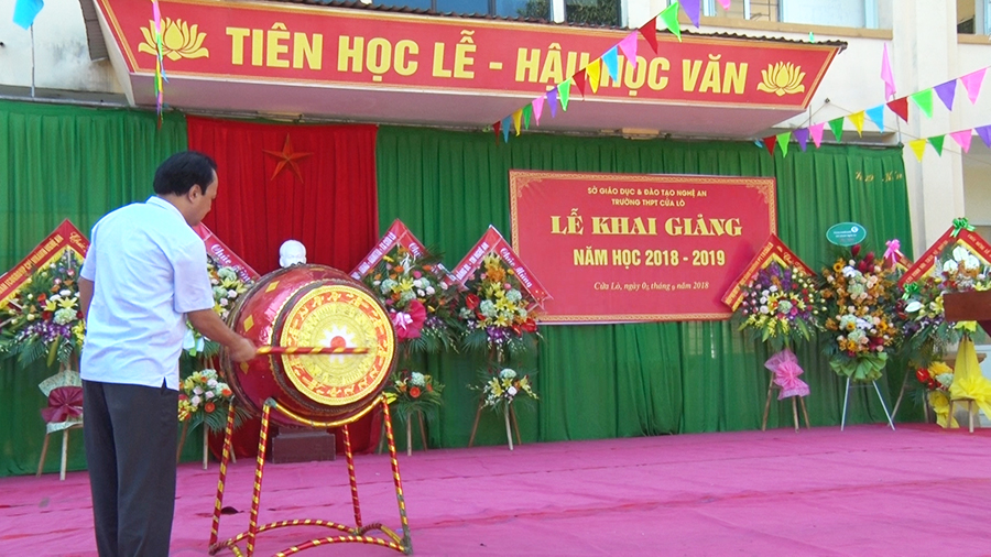 Ông Nguyễn Nam Đình Bí thư Thị ủy, chủ tịch HĐND TX đánh trống khai giảng năm học mới tại trường THPT Cửa Lò
