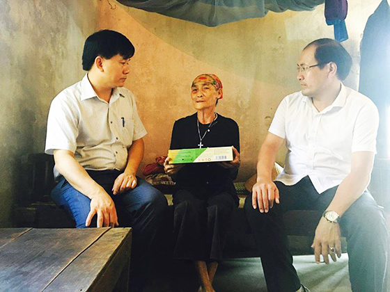 Ông Võ Văn Hùng phó chủ tịch UBND thị xã tặng quà cho người cao tuổi tại phường Nghi Tân