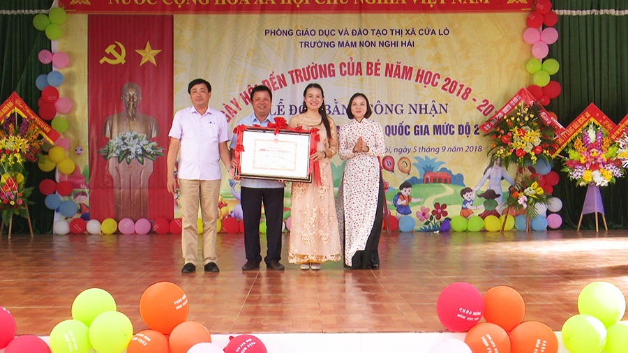 bà Nguyễn Thị Dung, phó chủ tịch UBND TX Cửa Lò trao bằng công nhận trường đạt chuẩn mức độ 2 cho nhà trường