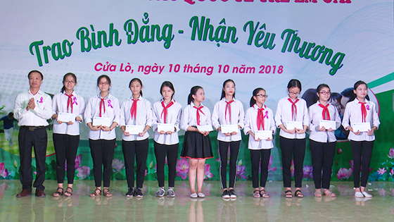 Ban tổ chức đã trao tặng 10 suất quà cho các em học sinh nữ nghèo vượt khó học giỏi Trường THCS Nghi Hương