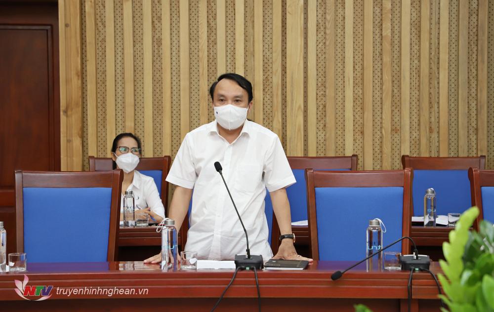 Giám đốc Sở Y tế Dương Đình Chỉnh báo cáo tại cuộc họp.