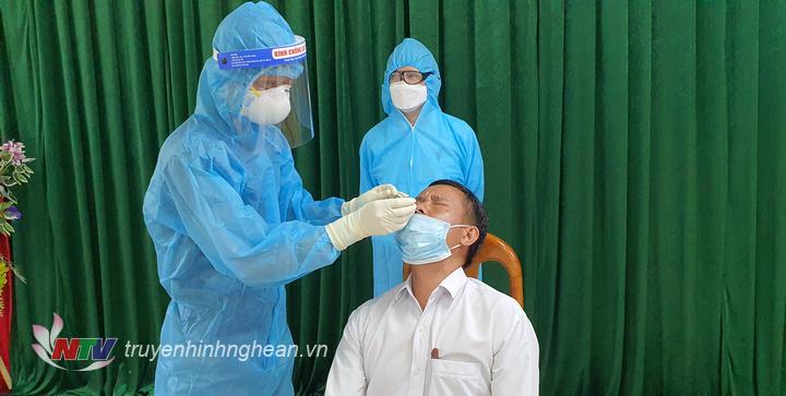 Trung tâm Y tế huyện Kỳ Sơn test nhanh 27 trường hợp F2