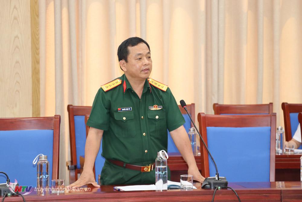 Đại tá Nguyễn Ngọc Hà - UVBTV Tỉnh uỷ, Chỉ huy trưởng Bộ CHQS tỉnh phát biểu ý kiến tại cuộc họp.