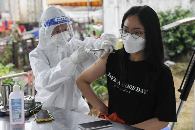 Người dân tiêm vaccine tại TP Thủ Đức, ngày 16/10. Ảnh: Quỳnh Trần