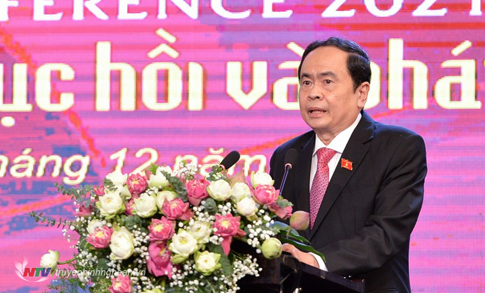 Đồng chí Trần Thanh Mẫn - Ủy viên Bộ Chính trị, Phó Chủ tịch Thường trực Quốc hội phát biểu chỉ đạo tại phiên toàn thể hội thảo.