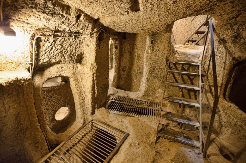 Thành phố ngầm Derinkuyu (Thổ Nhĩ Kỳ): Hình thành từ thế kỷ 8 trước Công Nguyên, thành phố ngầm Derikuyu là hang động lớn nhất thế giới với sức chứa lên đến 20.000 người. Ảnh:Pakhnyushchyy.