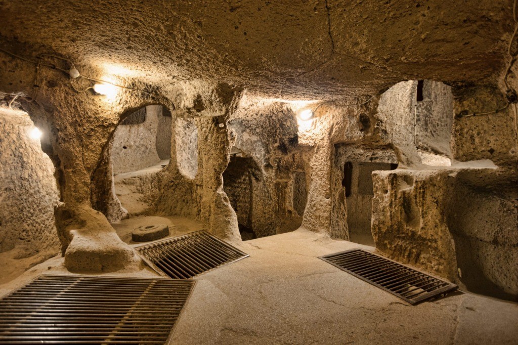 Tất cả các công trình này đều được tạc từ đá ngầm. Ngoài ra, Derinkuyu còn có một hệ thống an ninh khổng lồ, bao gồm các cánh cửa đá lăn, được dùng để khóa kín thành phố từ bên trong. Ảnh: Pakhnyushchyy.