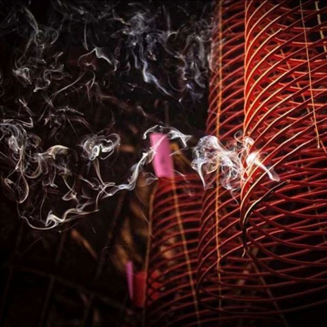Những vòng hương cháy tỏa khói trong một ngôi chùa ở Chợ Lớn, khu phố Tàu ở TP HCM. Ảnh: mads_monsen.