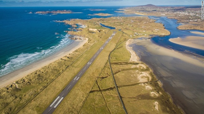 Sân bay Donegal, Ireland

	Hạ cánh ở Donegal, du khách sẽ được thấy đảo Emerald Isle gần kề với Carrickfinn, một trong những bãi biển đẹp nhất thế giới, cảnh phía sau một bên là đỉnh Errigal và loạt đảo khác ở phía còn lại.  