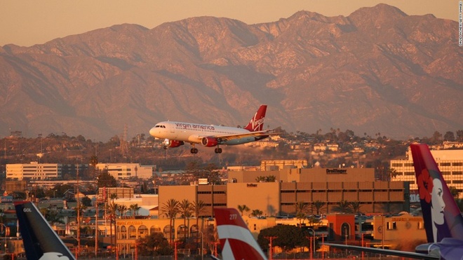 Sân bay Los Angeles, Mỹ

	Trên các chuyến bay tới Los Angeles khi máy bay hạ độ cao xuống qua các ngọn núi từ phía sa mạc tới bờ biển Thái Bình Dương, các hành khách sẽ được chiêm ngưỡng một góc nhìn rất rộng về phía thành phố cũng như biểu tượng Hollywood và Beverly Hills nổi tiếng. 