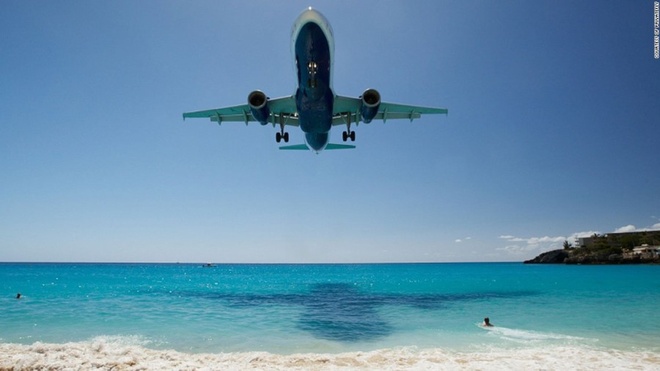 Sân bay St Maarten, đảo Saint Martin, Hà Lan

	Đây là một sân bay nằm trên hòn đảo ngoài khơi biển Caribe, vị trí hạ cánh của nó gần biển, và lúc tiếp đất chậm tới mức, hành khách có thể nhìn rõ từng người bơi lội, tắm nắng hay đọc báo trên bờ. 