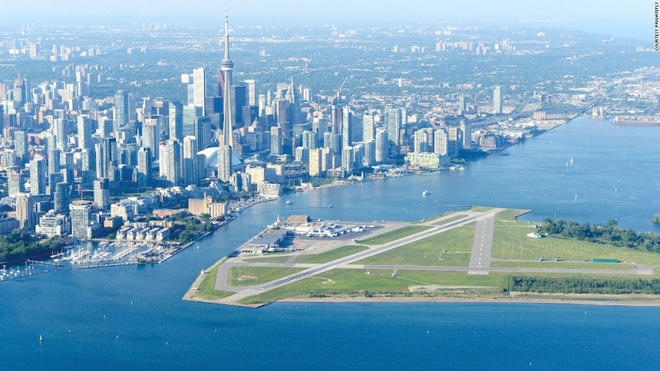 Sân bay Billy Bishop Toronto City, Canada

	Mọi người thường biết đến sân bay này với tên ngắn gọn hơn là Toronto Island. Đây là một phi trường nhỏ nằm trên hòn đảo ở hồ Ontaria, thuộc địa phận Toronto, thành phố lớn nhất Canada. Do đó, hành khách muốn sử dụng dịch vụ của sân bay đều phải đi phà tới.  