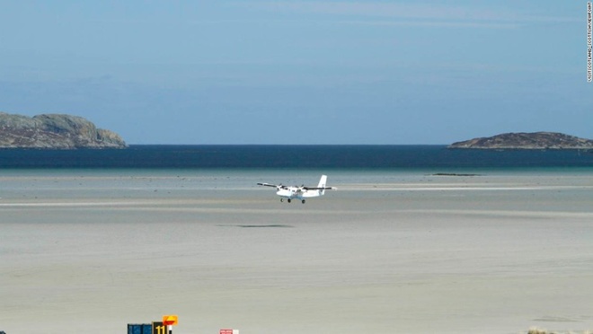 Sân bay Barra, Scotland

	Barra ở Scotland là sân bay duy nhất trên thế giới có lịch trình và những chuyến charter bắt đầu cất và hạ cánh từ bãi biển. Khi thủy triều lên cao, đường băng sẽ nằm dưới mực nước. 
