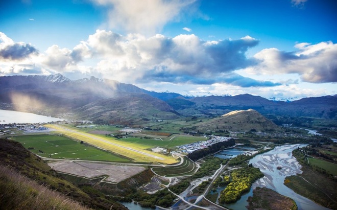 Sân bay Queenstown, New Zealand

	Phi trường này nằm ở trung tâm đảo Nam của New Zealand, nơi có phong cảnh ngoạn mục với rất nhiều núi, hồ và sông. Hòn đảo tuy ít người sinh sống hơn đảo Bắc nhưng cảnh vật đẹp đến ngỡ ngàng sẽ làm hành khách hạ cánh ở sân bay Queenstown phải trầm trồ ngắm nhìn. 
