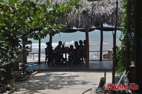 Vào dịp cuối tuần hay nghỉ hè, biển Quỳnh Lập đã trở thành điểm đến của rất nhiều gia đình